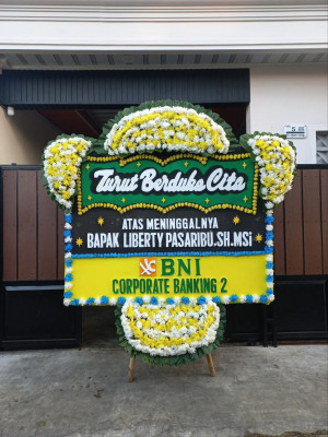 Papan Bunga Duka di Seberang Mesjid