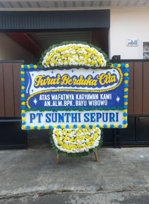 Papan Bunga Duka di Seberang Mesjid