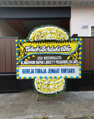 Papan Bunga Duka di Seberang Mesjid