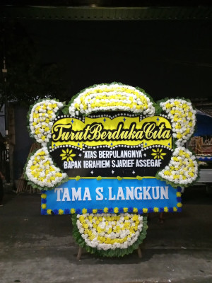 Papan Bunga Duka di Seberang Mesjid