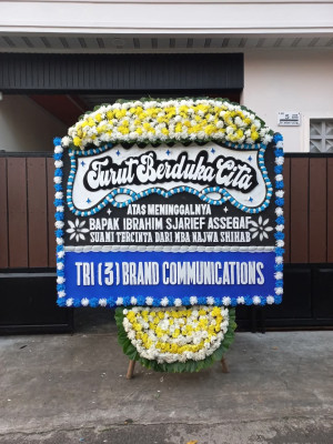 Papan Bunga Duka di Seberang Mesjid